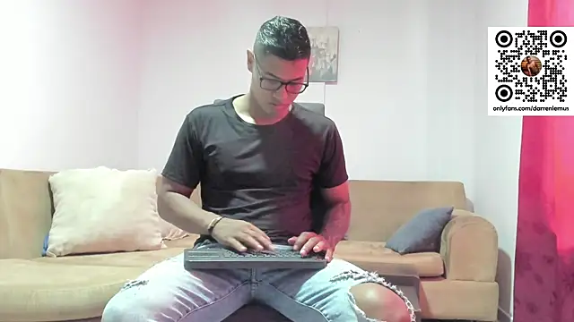 Snapshot of Darren_hot2 chatting on January 7, 6:24 pm Darren hot2 online show from January 7, 6:24 pm