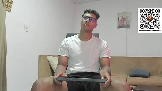 Snapshot of Darren_hot2 chatting on January 9, 7:29 pm Darren hot2 online show from January 9, 7:29 pm