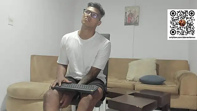 Snapshot of Darren_hot2 chatting on January 24, 2:39 am Darren hot2 online show from January 24, 2:39 am