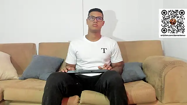 Snapshot of Darren_hot2 chatting on February 7, 6:24 pm Darren hot2 online show from February 7, 6:24 pm