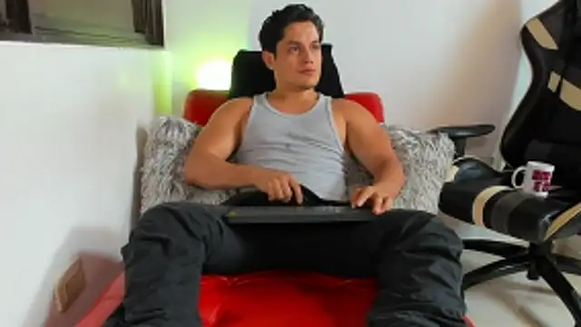 julian wallace online show from April 15, 7:58 pm