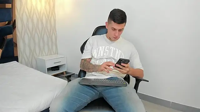 Snapshot of Yeiko_Romero_ chatting on February 18, 5:22 pm Yeiko Romero  online show from February 18, 5:22 pm