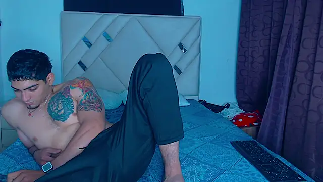 Snapshot of Rich_boy01 chatting on February 13, 3:18 am Rich boy01 online show from February 13, 3:18 am