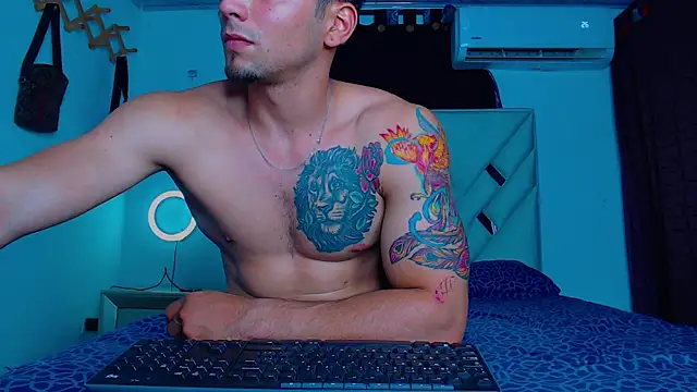 Snapshot of Rich_boy01 chatting on February 27, 3:25 am Rich boy01 online show from February 27, 3:25 am