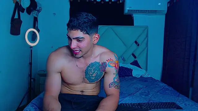 Snapshot of Rich_boy01 chatting on March 6, 3:02 am Rich boy01 online show from March 6, 3:02 am