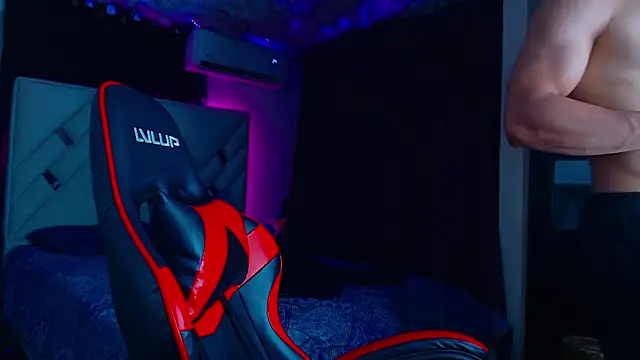 Snapshot of Rich_boy01 chatting on March 15, 3:40 am Rich boy01 online show from March 15, 3:40 am