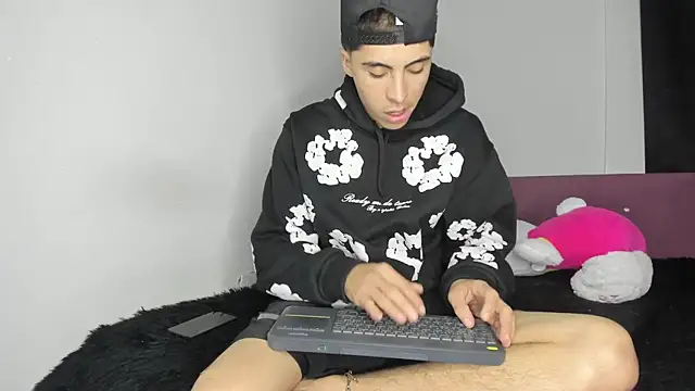 HeellBoy  online show from May 2, 9:34 am