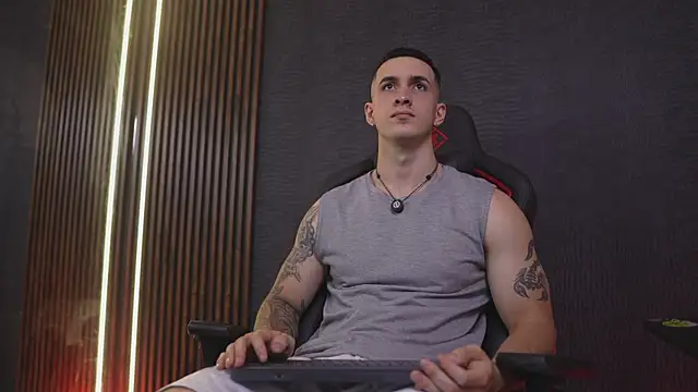 JacksonOlsenn online show from April 6, 8:42 pm