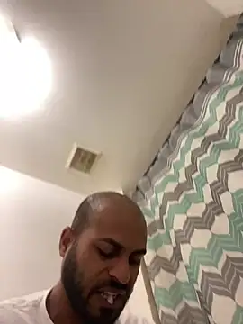 Snapshot of islandvybee55 chatting on February 26, 6:04 am islandvybee55 online show from February 26, 6:04 am