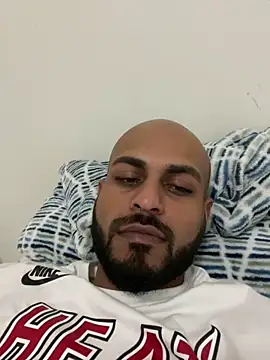 Snapshot of islandvybee55 chatting on January 18, 1:29 pm islandvybee55 online show from January 18, 1:29 pm