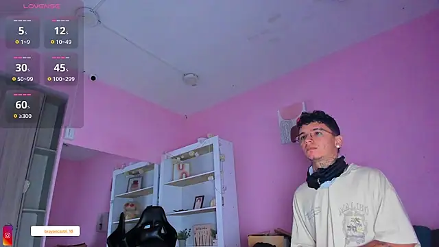 Ian Castillo  online show from October 28, 11:12 am