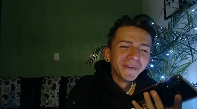 smallgiant27 online show from December 13, 11:17 pm