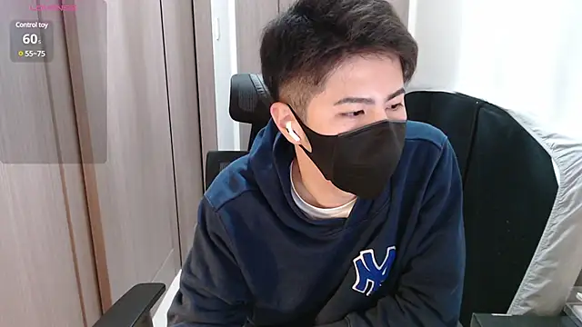 Snapshot of ryota_kkk chatting on March 21, 2:29 pm ryota kkk online show from March 21, 2:29 pm