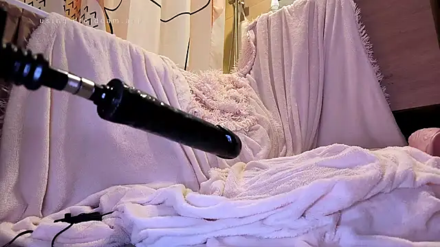 Snapshot of Hungry__Puppy chatting on October 24, 1:40 am Hungry  Puppy online show from October 24, 1:40 am