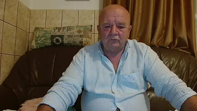 Snapshot of fullballs6 chatting on October 10, 2:05 am fullballs6 online show from October 10, 2:05 am