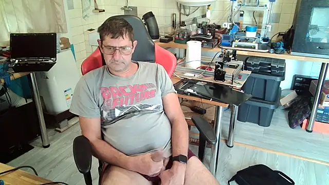 Snapshot of snork80 chatting on October 4, 12:21 pm snork80 online show from October 4, 12:21 pm