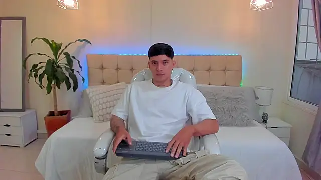 Snapshot of Damian23__ chatting on January 15, 12:25 pm Damian23   online show from January 15, 12:25 pm
