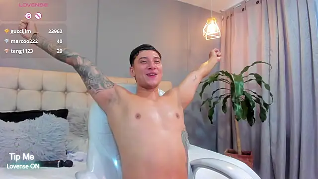 Snapshot of Damian23__ chatting on October 1, 12:31 pm Damian23   online show from October 1, 12:31 pm