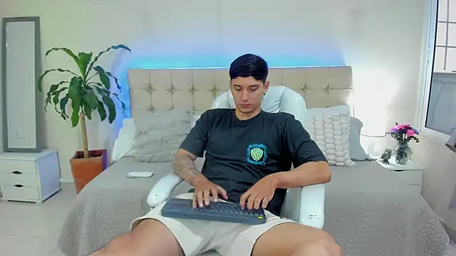 Snapshot of Damian23__ chatting on January 11, 12:29 pm Damian23   online show from January 11, 12:29 pm