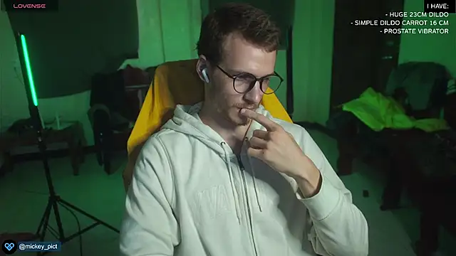 Snapshot of mickeypict chatting on December 23, 9:05 am mickeypict online show from December 23, 9:05 am