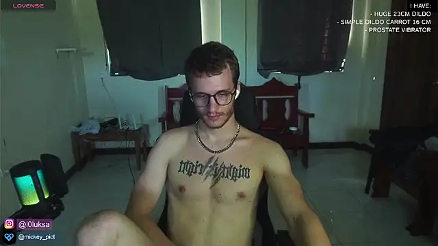 Snapshot of mickeypict chatting on January 2, 6:40 am mickeypict online show from January 2, 6:40 am