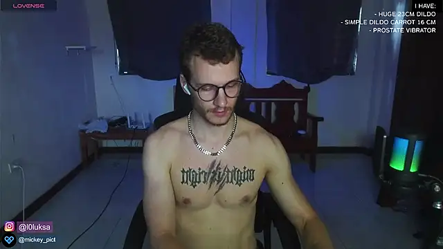 Snapshot of mickeypict chatting on January 6, 6:14 am mickeypict online show from January 6, 6:14 am