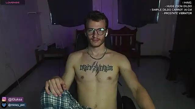 Snapshot of mickeypict chatting on January 5, 7:07 am mickeypict online show from January 5, 7:07 am