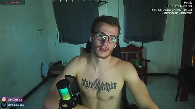 Snapshot of mickeypict chatting on January 1, 7:52 am mickeypict online show from January 1, 7:52 am