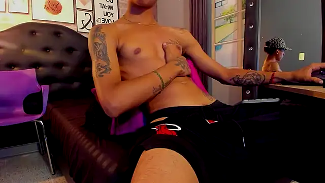 Crissh R online show from December 5, 8:23 pm