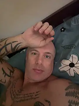 luv2masterb8247 online show from December 23, 12:35 am