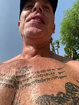 luv2masterb8247 online show from January 25, 2:47 am