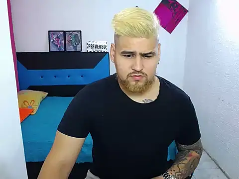 Snapshot of pitbullveryhot chatting on December 2, 9:55 am pitbullveryhot online show from December 2, 9:55 am