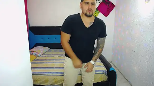 Snapshot of pitbullveryhot chatting on March 20, 4:18 am pitbullveryhot online show from March 20, 4:18 am