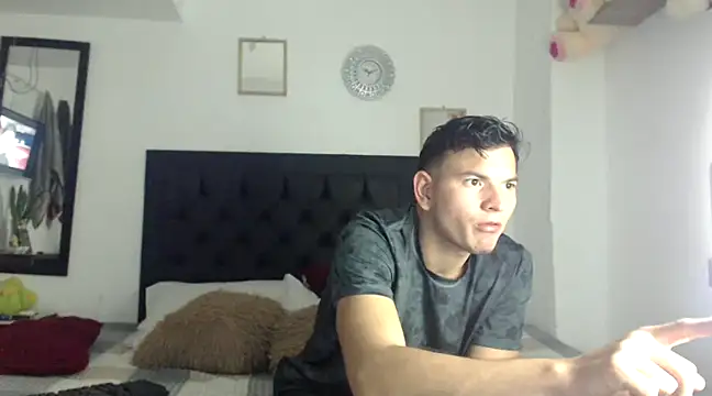 Snapshot of Latin_Boy24 chatting on December 31, 6:46 pm Latin Boy24 online show from December 31, 6:46 pm