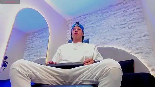 Benjamin More online show from December 11, 1:44 pm