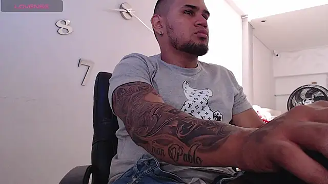 Aaron Hunter  online show from February 3, 1:19 pm