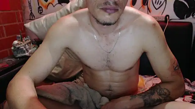 roystonee01 online show from February 3, 6:22 am