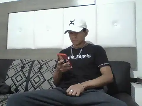 Snapshot of oiram27 chatting on October 25, 10:55 pm oiram27 online show from October 25, 10:55 pm