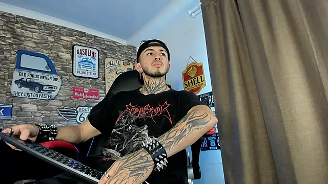 Snapshot of the_beast_master_ chatting on February 6, 12:16 pm the beast master  online show from February 6, 12:16 pm