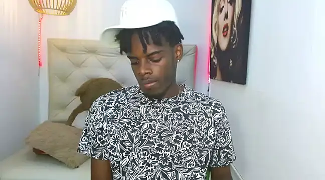 Snapshot of royce_ebony chatting on January 14, 2:08 am royce ebony online show from January 14, 2:08 am