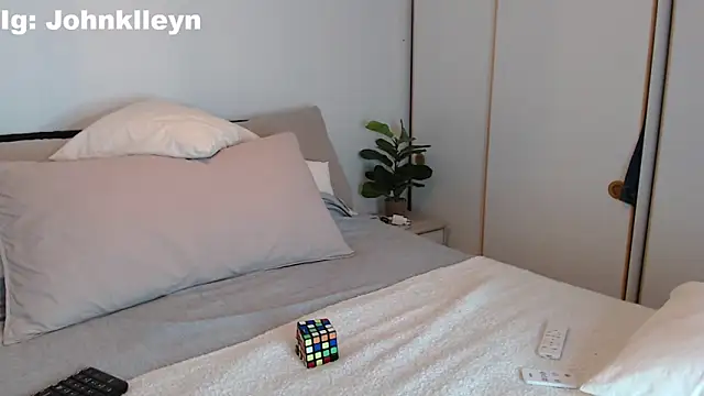 jonhklleyn online show from April 6, 7:03 pm