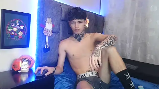 Snapshot of Dan_brownn chatting on December 18, 7:30 pm Dan brownn online show from December 18, 7:30 pm