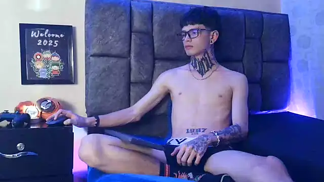 Snapshot of Dan_brownn chatting on February 4, 7:00 pm Dan brownn online show from February 4, 7:00 pm