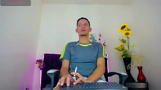 Snapshot of kevin__fox_ chatting on February 21, 7:32 pm kevin  fox  online show from February 21, 7:32 pm