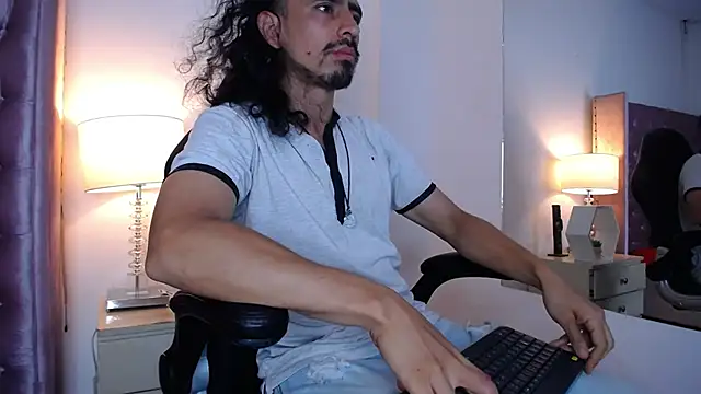 Snapshot of Sr_Magnus_ chatting on October 21, 8:06 am Sr Magnus  online show from October 21, 8:06 am