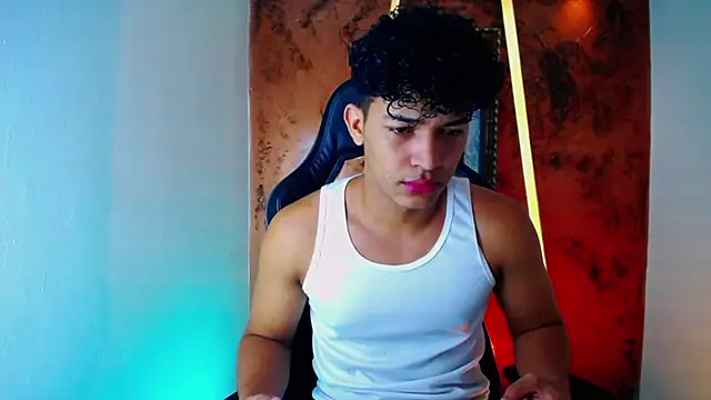 Snapshot of jamescurli_ chatting on March 11, 5:05 am jamescurli  online show from March 11, 5:05 am