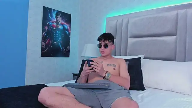 MikeStonnee online show from February 8, 7:59 pm