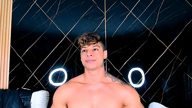 Snapshot of Owen_Muzcle chatting on October 20, 6:12 pm Owen Muzcle online show from October 20, 6:12 pm