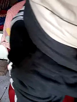 Snapshot of Skinny_Bigass_23 chatting on December 18, 9:36 am Skinny Bigass 23 online show from December 18, 9:36 am