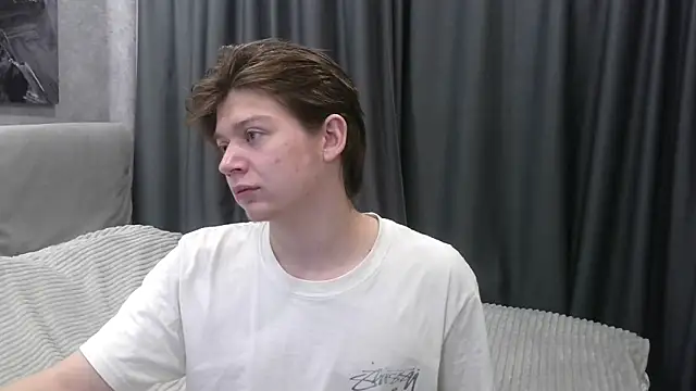 Snapshot of W_N_G_S chatting on October 8, 5:01 am W N G S online show from October 8, 5:01 am